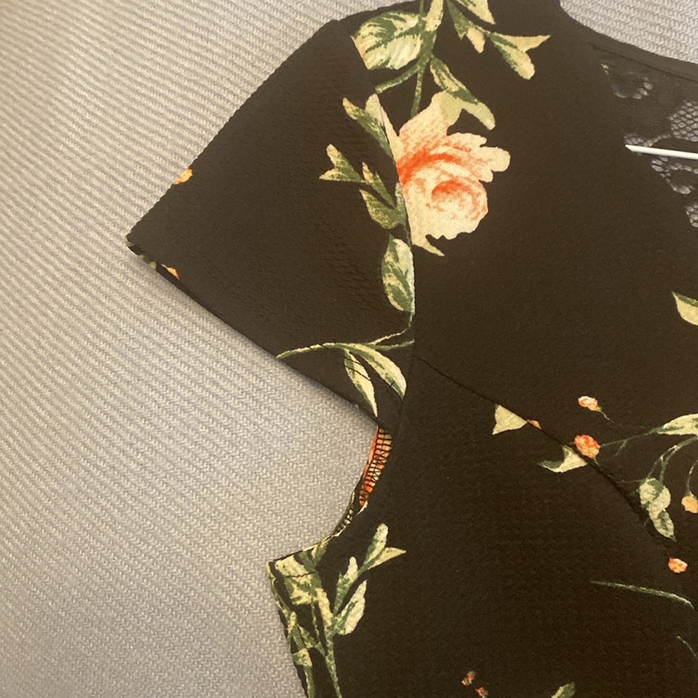 Black and Pink Sheath Mini Dress with Crew Neck - Picture 6 of 7